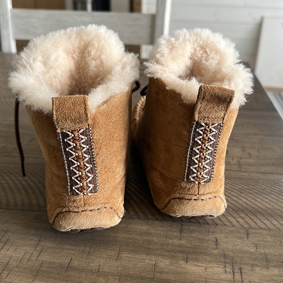 Uggs size 6 womens - Picture 3 of 7